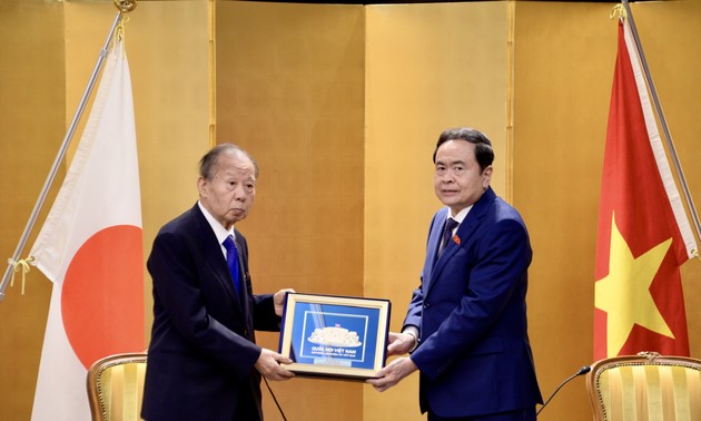 NA Chairman honors leader of Japan-Vietnam Parliamentary Friendship Alliance with Labor Order 