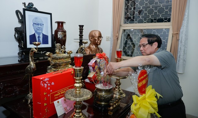PM offers incense to commemorate late government leaders