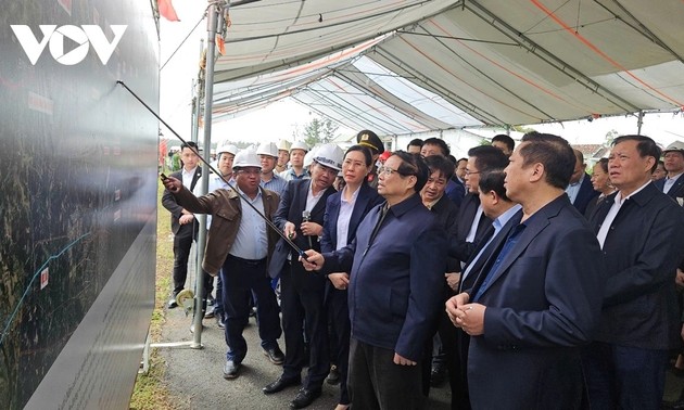 PM inspects key transport projects, pays tribute to late PM Pham Van Dong in Quang Ngai
