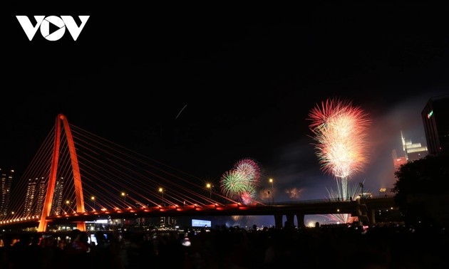 50 years after liberation: Ho Chi Minh City cheers in jubilant night with fireworks