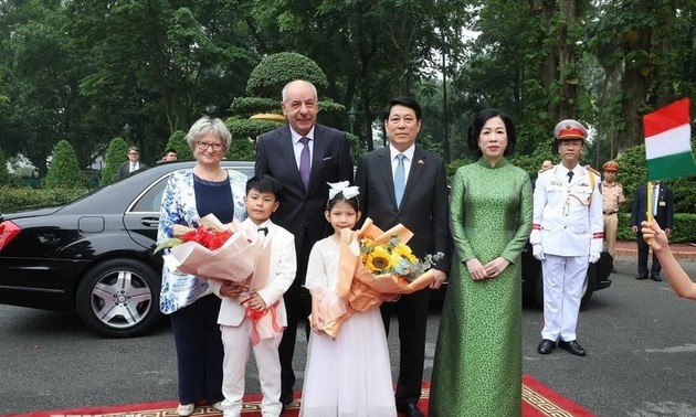 Hungarian President and his wife conclude Vietnam visit 