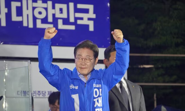 Vietnamese top leaders congratulate new Republic of Korean President