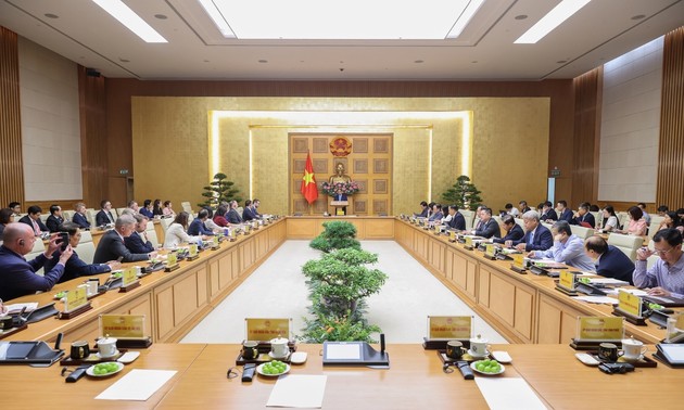 PM urges Vietnam, UK to reach double-digit growth of investment, trade 