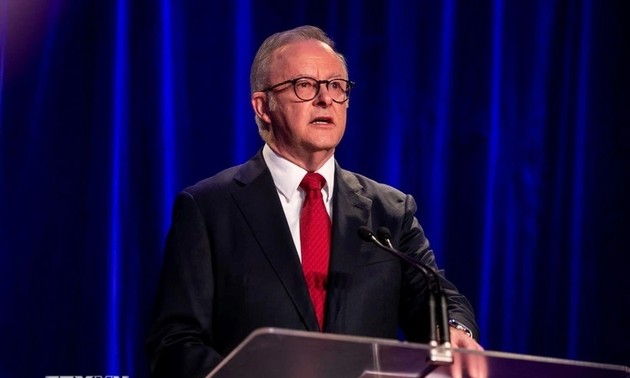 Australian PM visits China to boost trade ties