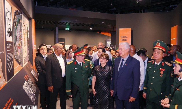 Cuba’s top leader visits Vietnam Military History Museum