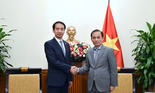 Acting foreign minister underlines Vietnam’s stable, long-term cooperation with China