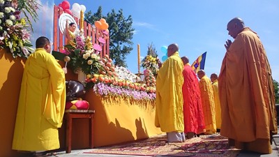 佛历2561年佛诞节大典在越南各地举行  