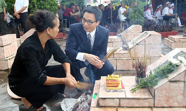 越南荣军烈士节70周年：感恩为国立功者活动在越南全国各地举行 