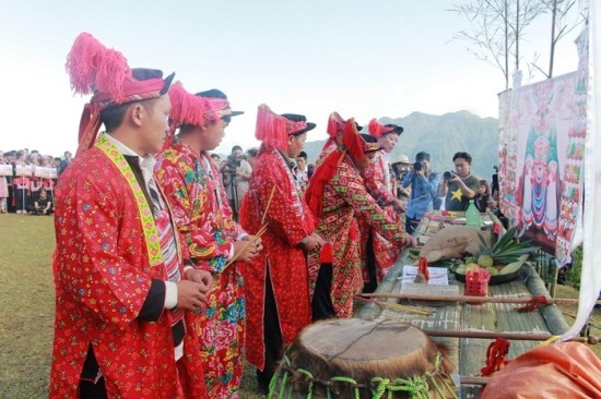 广宁省巴址县瑶族同胞的祭祀盘王典礼