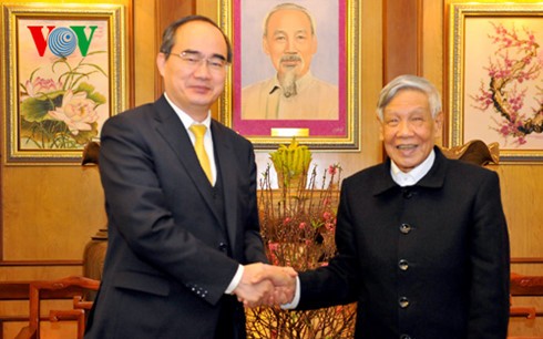 ประธานแนวร่วมปิตุภูมิเวียดนามเยี่ยมเยือนและอวยพรตรุษเต๊ดบรรดาอดีตผู้นำพรรคและรัฐ