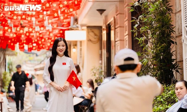 Весь Ханой утопает в море красных государственных флагов Вьетнама в эти апрельские дни 