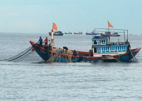 Radio Voice of Vietnam supports fisherman in Quang Ngai province to build new ship
