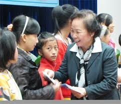 Vice President presents gifts in Kon Tum 