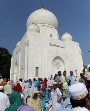 India: Dozens of people killed and injured in stampede in Mumbai 