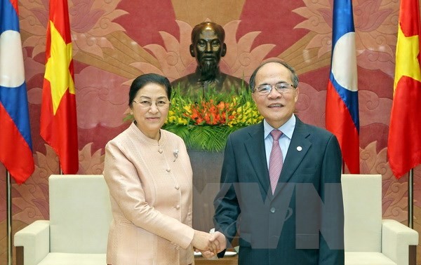 National Assembly Chairman talks with his Lao counterpart 