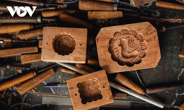 Hanoi family keeps tradition of making wooden mooncake moulds alive