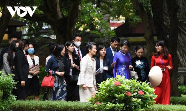 Wife of Japanese PM enjoys visit to Temple of Literature