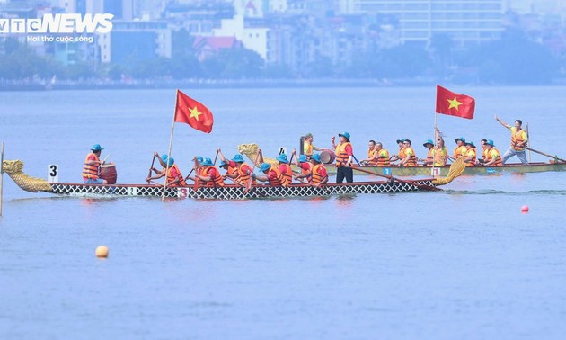 800 vận động viên tranh tài hấp dẫn tại giải bơi chải thuyền rồng Hà Nội