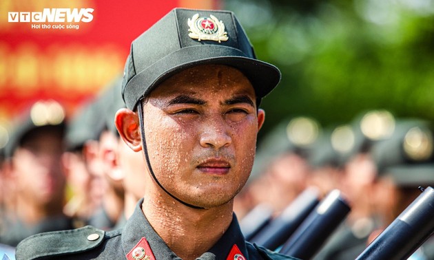 Nắng hè không thể thiêu rụi khí phách người chiến sĩ