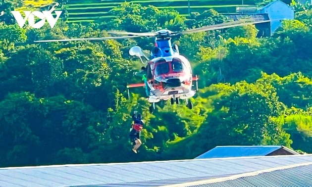 Giải cứu thành công người dân bị cô lập do mưa lũ ở các tỉnh miền núi phía Bắc