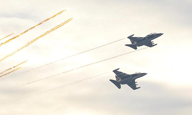 Mãn nhãn “hổ mang chúa” Su-30MK2, Yak-130 thả bẫy nhiệt trên bầu trời Hà Nội