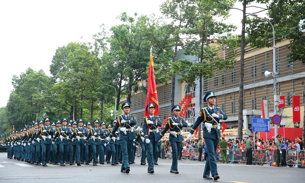 Cận cảnh đoàn quân diễu binh qua phố, khán giả đứng chật hai bên đường cổ vũ