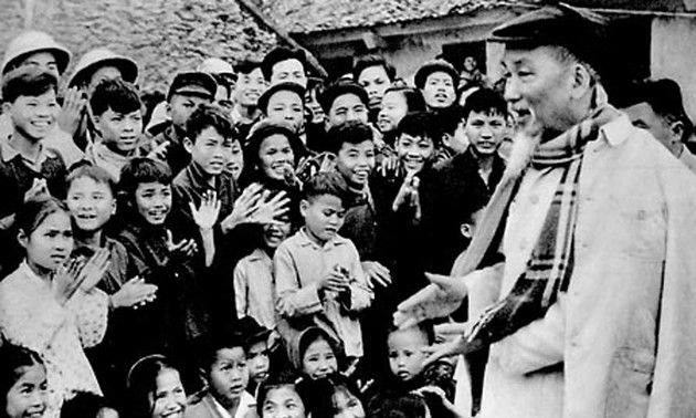 Bác vẫn cùng chúng cháu hành quân