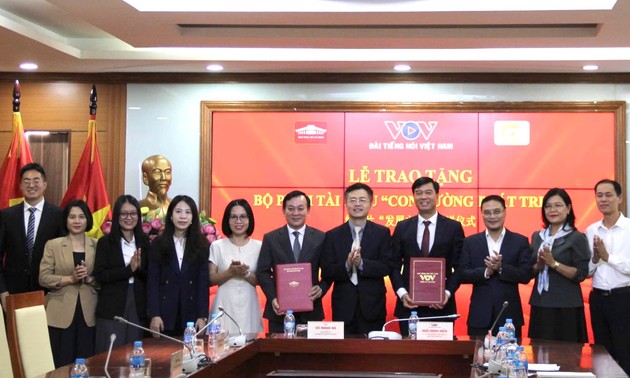 Trao tặng bộ phim tài liệu “Con đường phát triển”