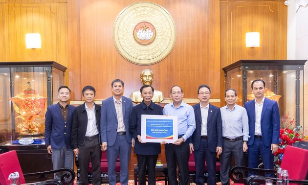 Hiệp sĩ Đại Thánh giá Lê Đức Thịnh và cộng sự ủng hộ đồng bào các tinh khắc phục hậu quả do bão lũ gây ra