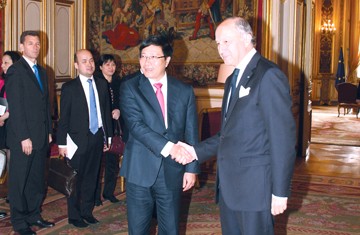 Foreign Minister Pham Binh Minh visits France 