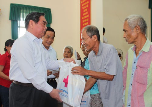 Visiting and presenting Tet gifts at localities 