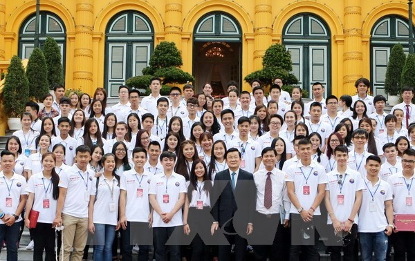 Young Vietnamese expatriates offer incense to Hung Kings