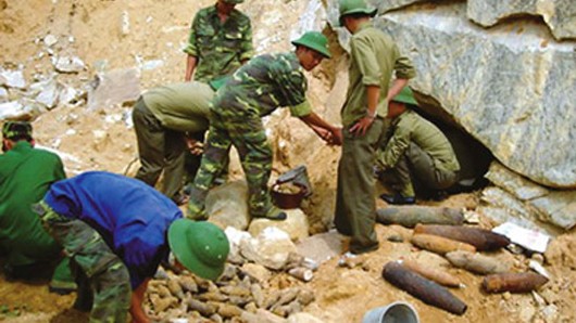 US Ambassador to Vietnam examines bomb and mine clearance in Quang Tri province 