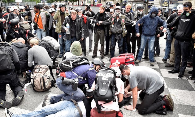 40 hurt in Paris clashes between police, protesters