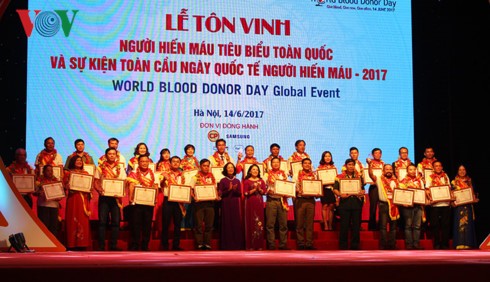 Vietnam honors 100 outstanding blood donors