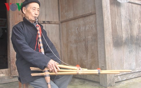 Mong artist helps revive traditional pan-pipes