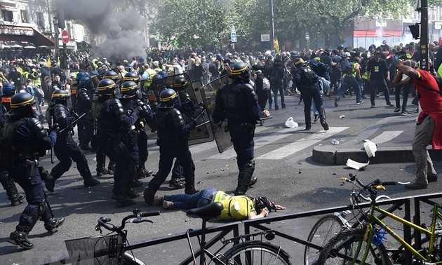 Unconvinced by Macron's promises, Yellow Vests keep up the pressure