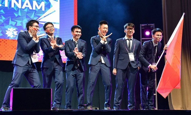 Vietnam wins 2 gold, 4 silver medals at Int’l Maths Olympiad 2019