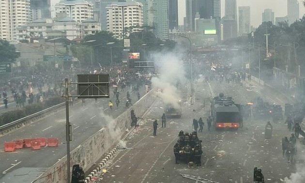 Thousands rally in Indonesia to protest new bills 