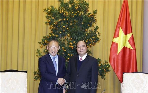 President Nguyen Xuan Phuc receives coach Park Hang-seo