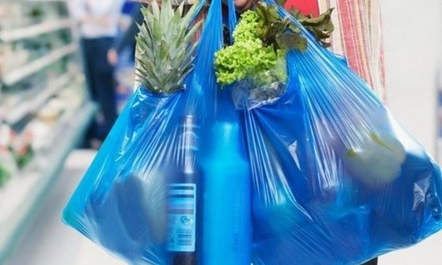 Retailers to be fined if providing single-use plastic bags to consumers from 2026