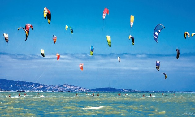 Ninh Thuan to host international kite surfing week for first time