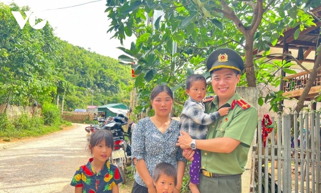 Young police officer brings happiness to thousands of mountain children