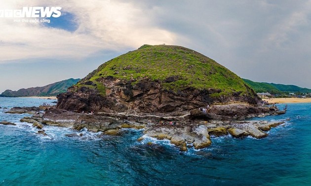 Spectacular Hoai Hai cliff in Binh Dinh captivates travelers