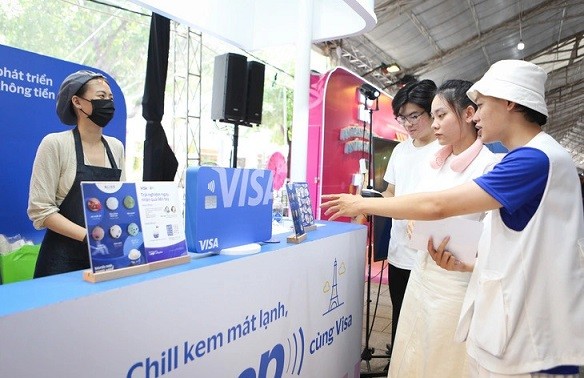 Vietnam transitions to a cashless society