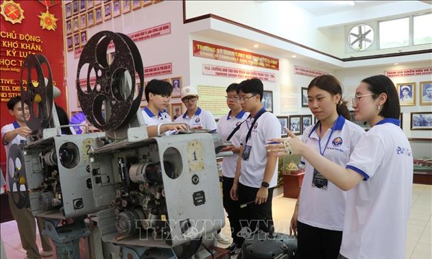 Overseas Vietnamese youth learn about Fatherland sea and islands 