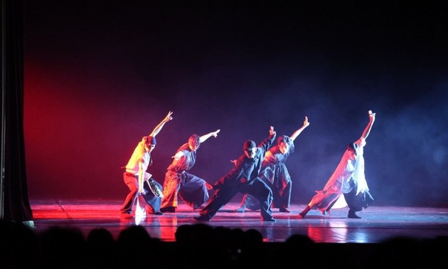 “Facing infinity” combines contemporary dance and traditional theater