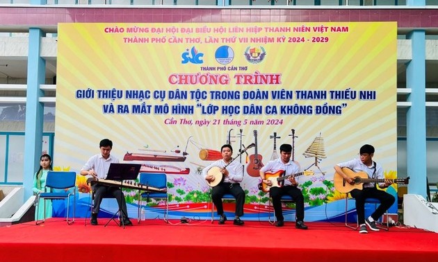 Free class spreads love for folk music among Can Tho students 