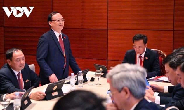 Đại biểu thảo luận tại Đoàn về các văn kiện Đại hội lần thứ XIV của Đảng