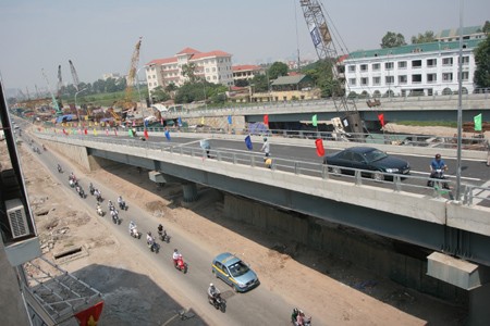 Premier vietnamita reclama perfeccionar la infraestructura vial del país 